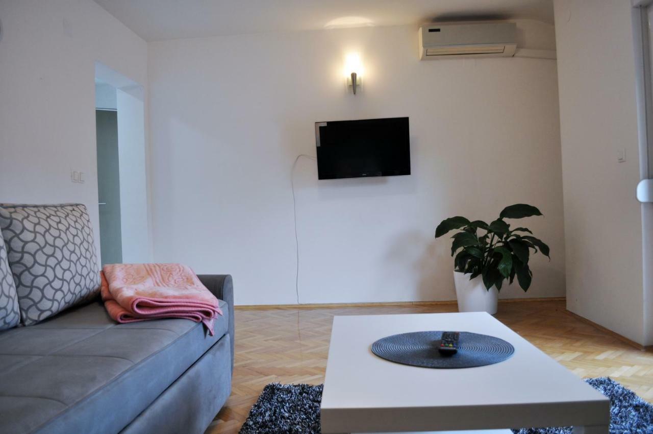 Apartman Dina Apartment Tuzla Bagian luar foto