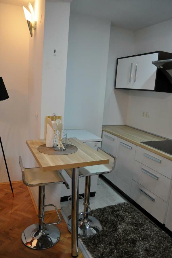Apartman Dina Apartment Tuzla Bagian luar foto